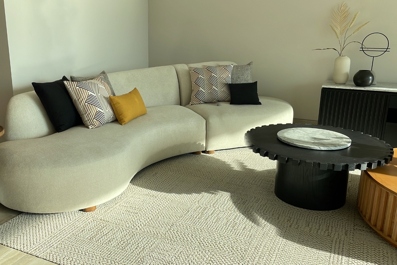 Líneas orgánicas y mobiliario fluido que transforman la arquitectura interior