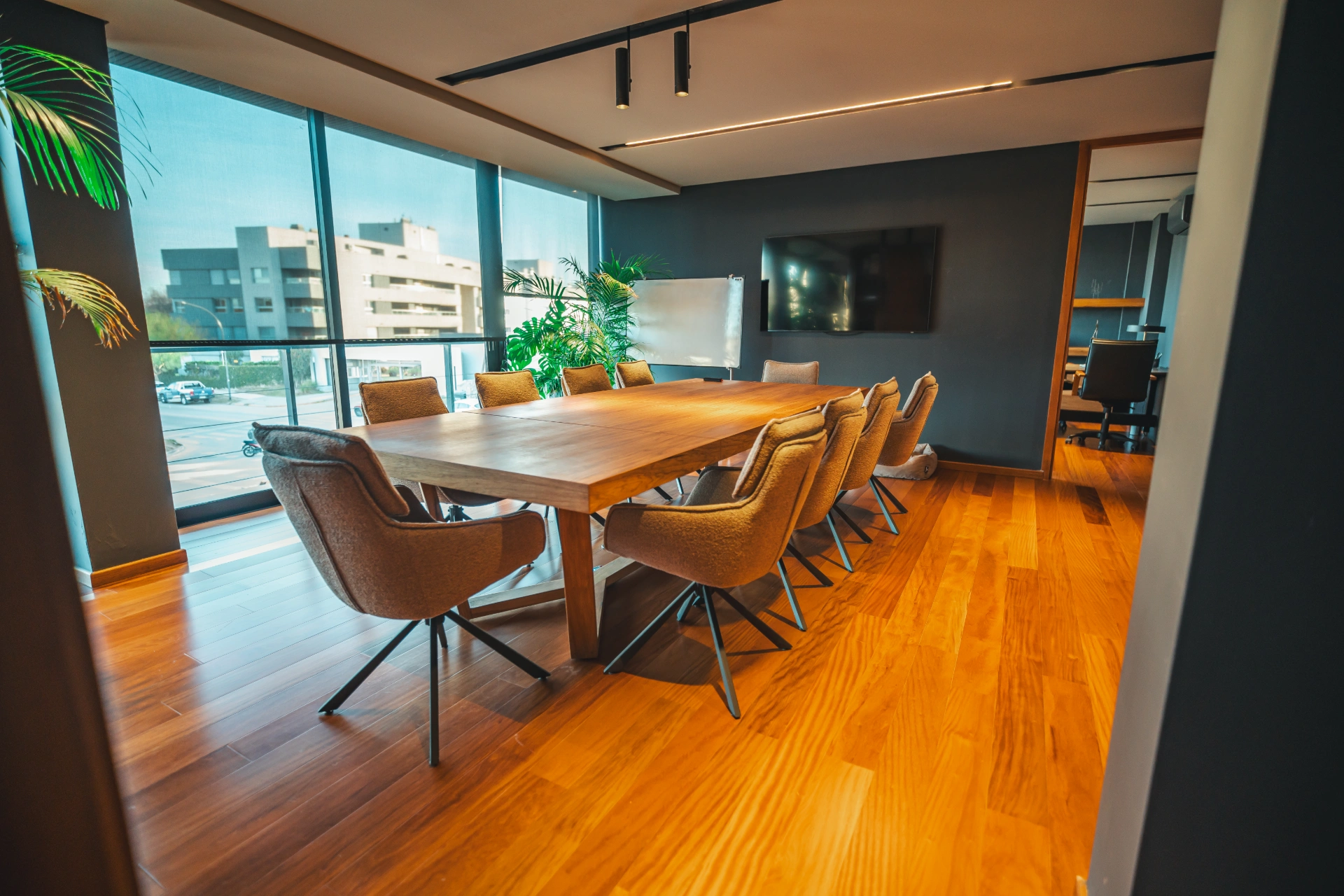Oficinas que se fusionan con el entorno